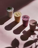 etwas Tassen von Smoothie, minimalistisch Hintergrund, Schatten Blätter foto