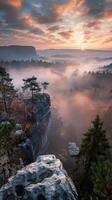 neblig Berg Morgen Landschaft foto