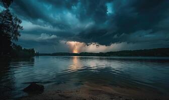 ein Sommer- Gewitter brauen Über das See foto