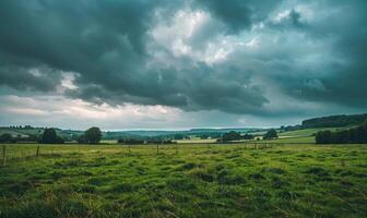 stürmisch Wolken Über das Feld. Frühling Jahreszeit, stürmisch Natur Hintergrund foto