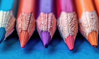 Nahansicht von ein einstellen von farbig Bleistifte foto