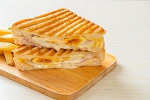 Schinken-Käse-Sandwich mit Ei foto