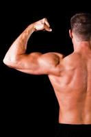 Bizeps des muskulösen Bodybuilders