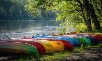 ein Reihe von bunt Kanus geparkt neben ein funkelnd Frühling Fluss foto