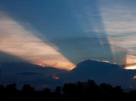 spektakulär Sonnenuntergang über, Orange Sonne steigend oben Über das Horizont foto