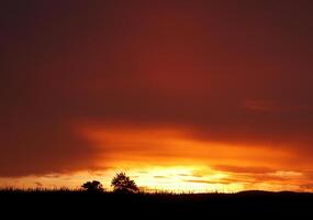spektakulär Sonnenuntergang über, Orange Sonne steigend oben Über das Horizont foto