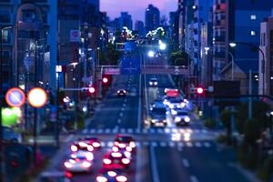 ein Miniatur der Verkehr Marmelade beim das Straße im setagaya Tokyo beim Dämmerung. foto