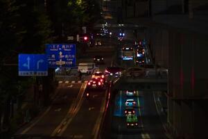 ein Nacht der Verkehr Marmelade unter das Autobahn im Tokyo lange Schuss foto