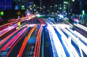 ein Nacht der Verkehr Marmelade beim das städtisch Straße im Tokyo lange Schuss foto