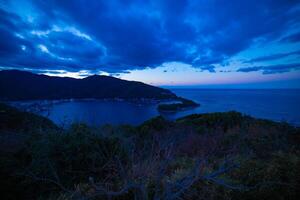 ein Dämmerung Panorama- Hafen beim das Land Seite im Shizuoka breit Schuss foto