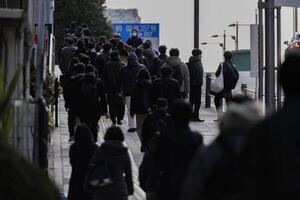 ein Menge von Gehen Menschen auf das Stadt Straße foto