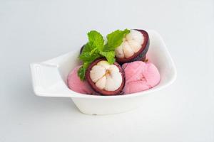 Mangostan-Eis mit frischer Mangostane foto