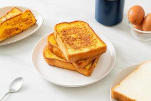 French Toast auf weißem Teller foto