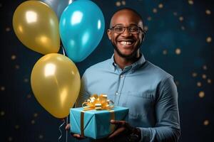 ai generiert glücklich afrikanisch amerikanisch Geburtstag Mann halten mit Geschenk Kasten, Luftballons im das Hintergrund. ai generiert foto
