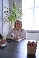 ein Frau ist reden während ein Treffen im das Büro foto