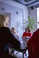 Zusammenarbeit im Büro Treffen foto