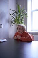 ein Frau mit ein Behinderung drückt aus ihr Meinung beim ein Treffen im das Büro foto