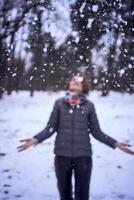 Frau abspielen mit Schnee im Wald foto