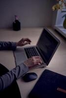 Frau mit Laptop Arbeit im Büro foto