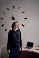 Frau mit Laptop Arbeit im Büro foto