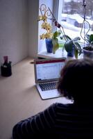 Frau mit Laptop Arbeit im Büro foto