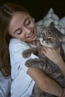 Mädchen Theaterstücke mit ein Katze foto