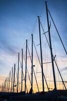 Boote, Segelboote im das Hafen beim Sonnenuntergang foto