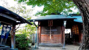 ein Schrein mit ein Wasser Reinigung Einrichtung und ein klein Schrein.japan, Osaki Inari Schrein, Abonnieren Inari Schrein, gelegen im Tsukuda, chuo Station, Tokyo foto