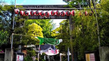 Koi Noboris, Karpfen Luftschlangen angezeigt beim ein Schrein im das frisch grün. ist ein japanisch Brauch, zu Anzeige karpfenförmig Banner im das Garten zu Wunsch zum das gesund Wachstum von Jungs auf Drachen Boot Festival. foto