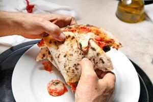 Schritt für Schritt leiten auf Wie zu Essen authentisch neapolitanisch Pizza mit Ihre Hände foto