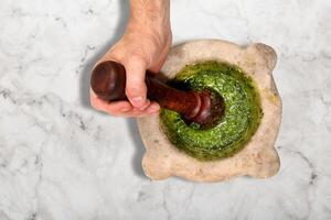 Schritt durch Schritt von Italienisch Pesto Soße, mit frisch Basilikum, Walnüsse und gerieben Parmesan Käse. foto