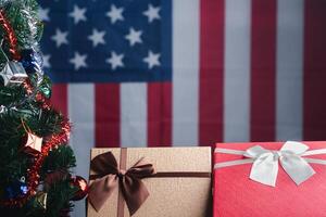 Nahansicht von Geschenk Kisten und ein Weihnachten Baum mit ein amerikanisch Flagge im das Hintergrund. Raum zum Text. Konzept von Weihnachten und Neu Jahr Festival foto