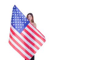 ein jung Frau halten das amerikanisch Flagge mit ein Weiß Hintergrund während Stehen im das Studio. Raum zum Text. isolieren. Konzept von Menschen und das Flagge Land foto