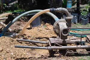 Nahansicht von das Pumpen Maschine zum Grundwasser Drainage System Pumps Wasser aus von das Boden. lösen das Dürre foto