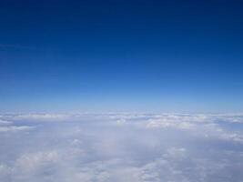 Blau Himmel Wolken gesehen von Flugzeug schön mit Blau Himmel Hintergrund Natur. foto