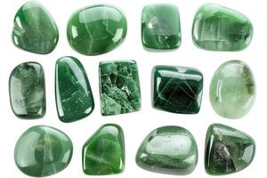 Sammlung von Grün Jade Mineral Steine isoliert auf Weiß Hintergrund foto