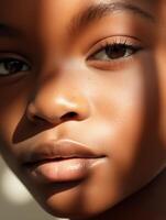 Porträt von ein jung schwarz Frau mit Haut Einzelheiten Nahansicht. natürlich Schönheit von ein süß Modell. Werbung von Kosmetika, Parfums foto