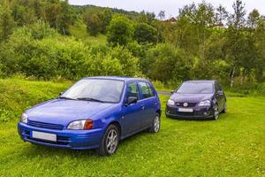 schwarzblau geparkte Autos in der Naturlandschaft Norwegens