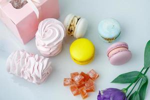 hausgemachte Süßigkeiten aus Naturprodukten Makronen-Marshmallow und Marmelade liegen auf dem Tisch foto