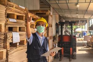 Arbeiter, der den Rohstoffbestand in der Fabrik überprüft foto