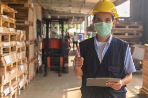 Arbeiter, der den Rohstoffbestand in der Fabrik überprüft foto