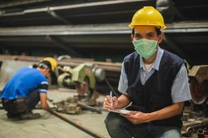 Sicherheitsbeauftragte prüfen die Arbeitssicherheit von Industriearbeitern. foto