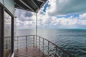 Meereslandschaft von einem Balkon in der Karibik