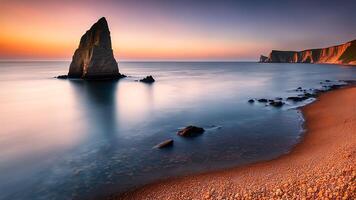 ai generiert ein heiter Strand beim Sonnenuntergang, mit ein majestätisch Felsen Formation inmitten sanft Wellen, unter ein Gradient Himmel foto