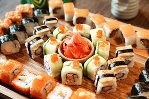 sortiert Sushi auf hölzern Teller foto