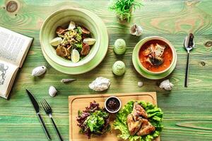 hölzern Tabelle mit sortiert Essen Schalen foto