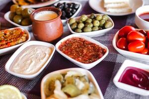 vielfältig Essen Auswahl auf ein Tabelle foto