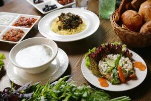 hölzern Tabelle halten ein Vielfalt von lecker bereit Essen foto