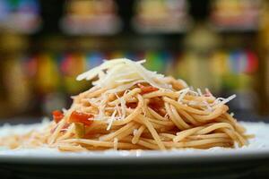 Nahansicht von Spaghetti Teller mit Tomate Soße, Fleischklößchen, und Parmesan Käse foto