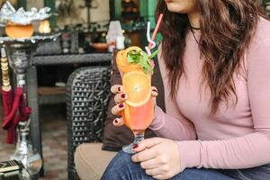 Frau Sitzung auf Stuhl halten trinken foto